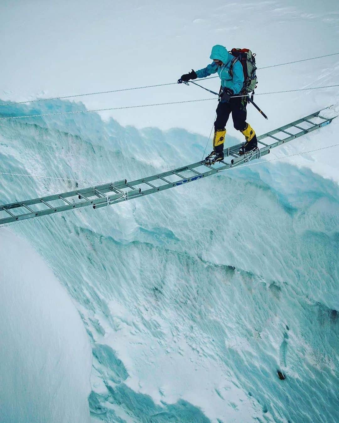 ジミー・チンのインスタグラム：「Two ways to cross a crevasse, with @kitdski.  Khumbu Icefall, Western Cwm, Everest.」