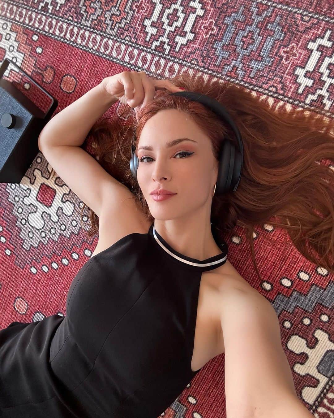 Mine Tugayのインスタグラム：「Bu aralar hangi şarkıyı dinliyorsun?🎶🌸」