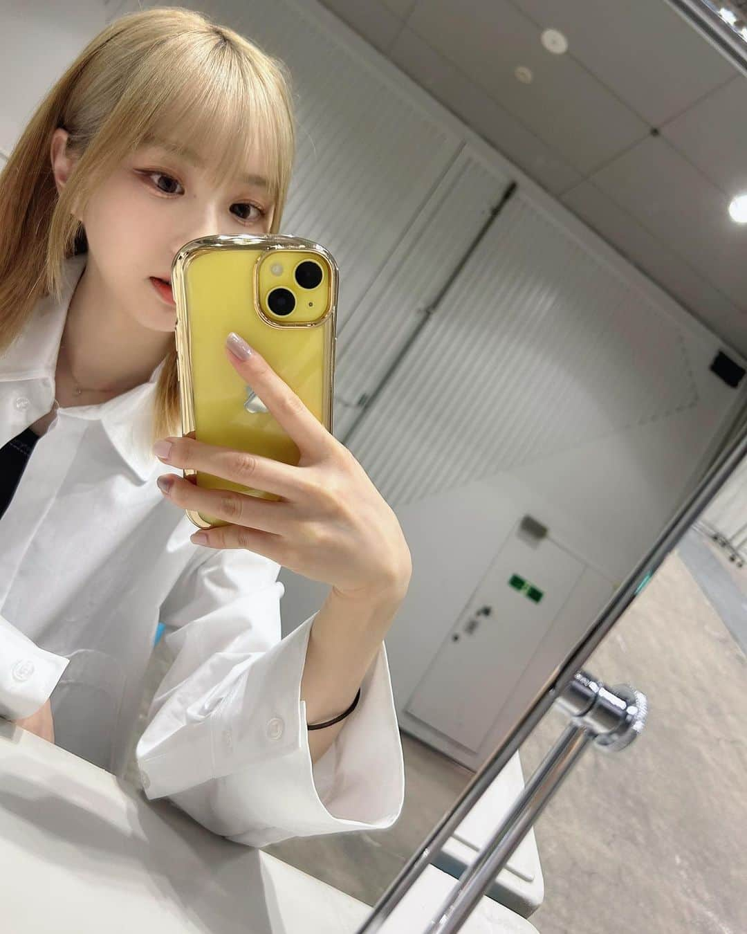 岡田梨奈のインスタグラム：「💛💛  スマホカバー絶対に晒さないとゆう謎の規則作っていたけどもう変えるから良いや。笑  #金髪 #ウルフ」