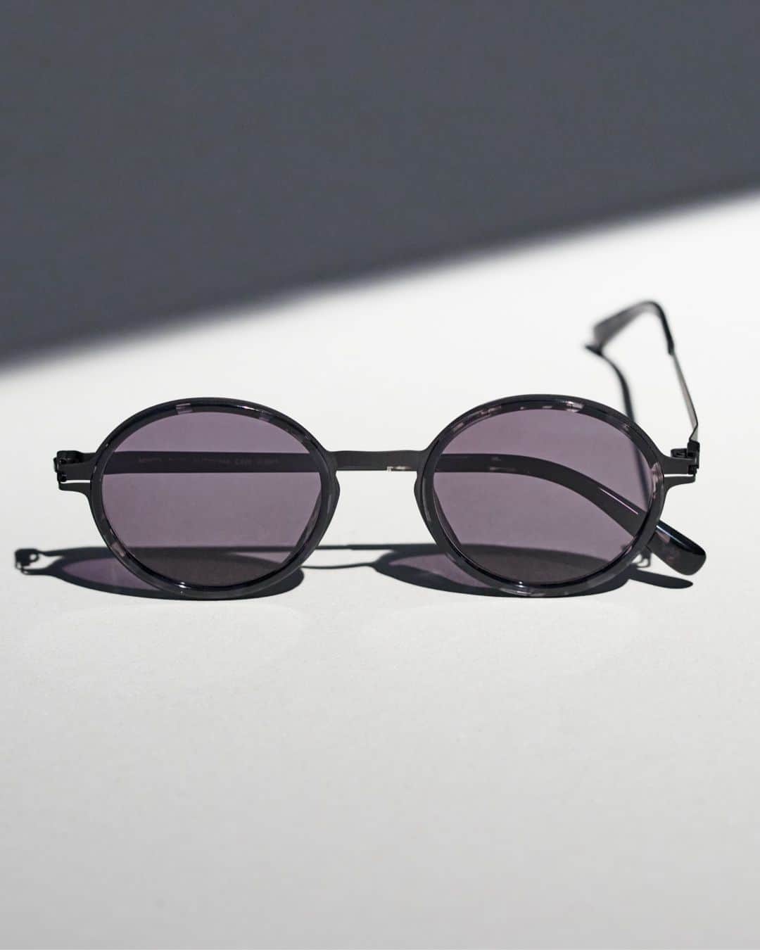 MYKITAのインスタグラム：「How to look good from a distance and even better up close –  DAYO in Black/Black Havana and Cool Grey Solid lenses」