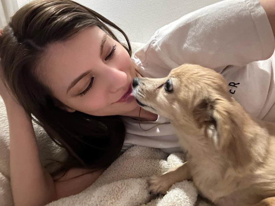 のインスタグラム：「長生きしてね🐕💕 #るくちゃんもうすぐ10歳  #帰ってきたら元気なくて心配」