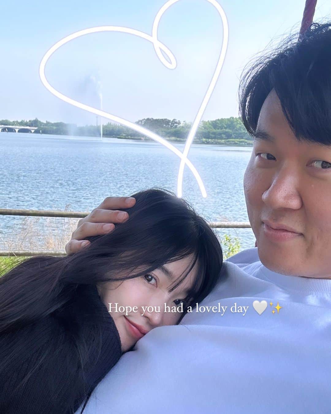 のインスタグラム：「You are the Sun and I'm the ocean🌞🌊 仕事の合間にちょっぴりデート🤍🙏 일 하기전에 틈새 데이뚜 . . . #couple #yukasungcouple #date #korea #love #vlog #커플 #데이트 #デート」