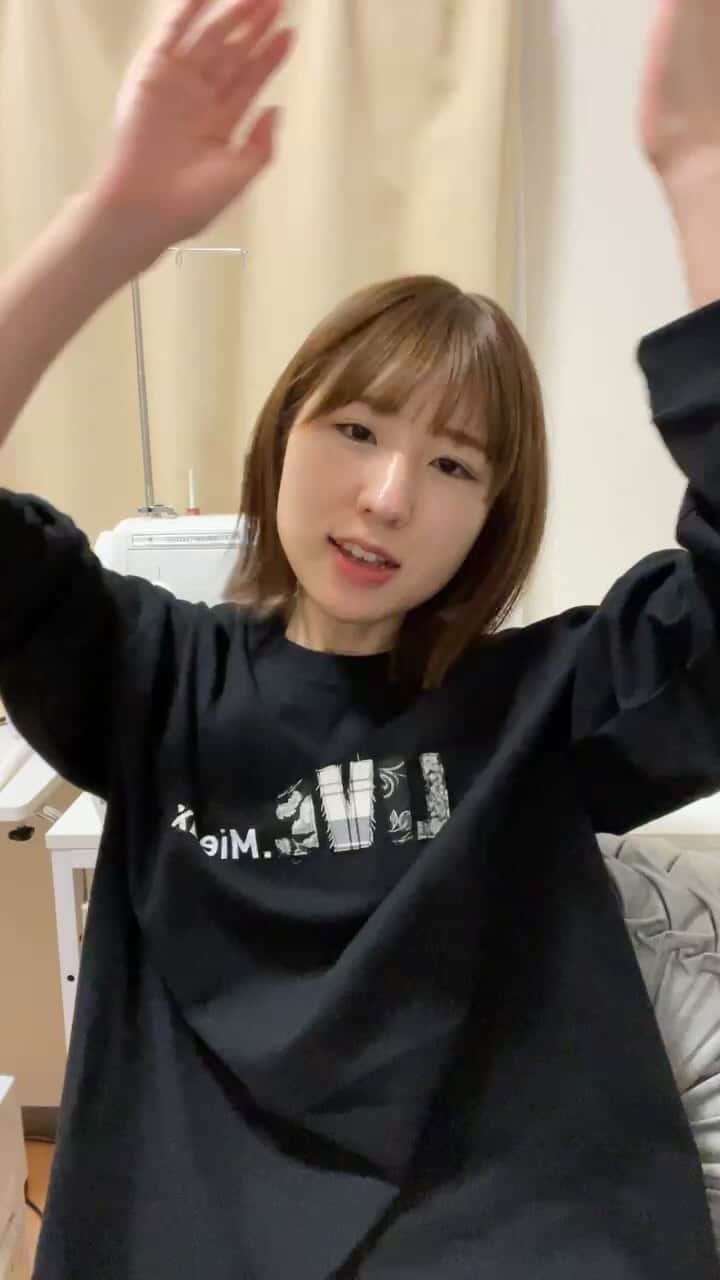 ゆずきのインスタグラム：「リメイクロングTシャツインライ」