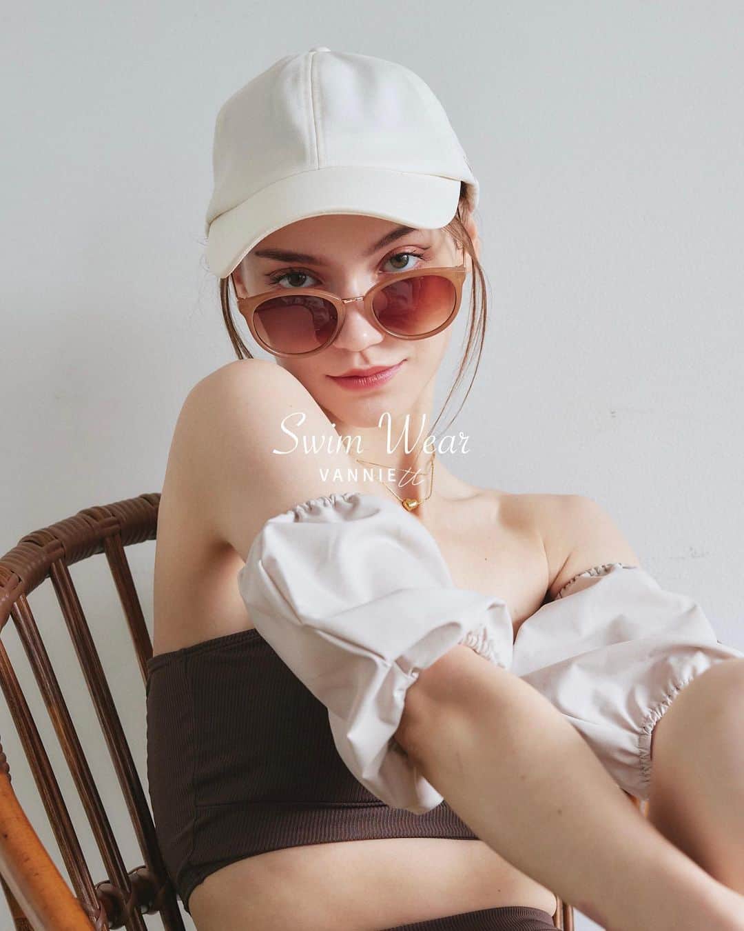 Vannie Officialのインスタグラム：「・VANNIE U Swim Wear・ ⁡ ブランド初となる水着の販売がスタート。 “私達が今着たい”というこだわりを詰め込んだとっておきデザイン。 なんと4WAY着用が可能な水着となっており 露出度やかわいさ、ヘルシーさを自分に合わせてスタイリングすることができる。 ⁡ ▪︎ マルチWAYハイウエストビキニ   black | brown ¥7,590（tax in） ⁡ ▪︎ オーバルロゴキャップ 　black | ivory / ¥2,970（tax in） ⁡ ▪︎ライトウェッジサンダル 　ivory | black / ¥4,950（tax in） ⁡ ▪︎アソートサングラス 　black | brown / ¥2,970（tax in） ⁡ ▶︎ 5/10 19:00 release… ⁡ #vannie_u#ヴァニーユー #zozoでしか買えない」