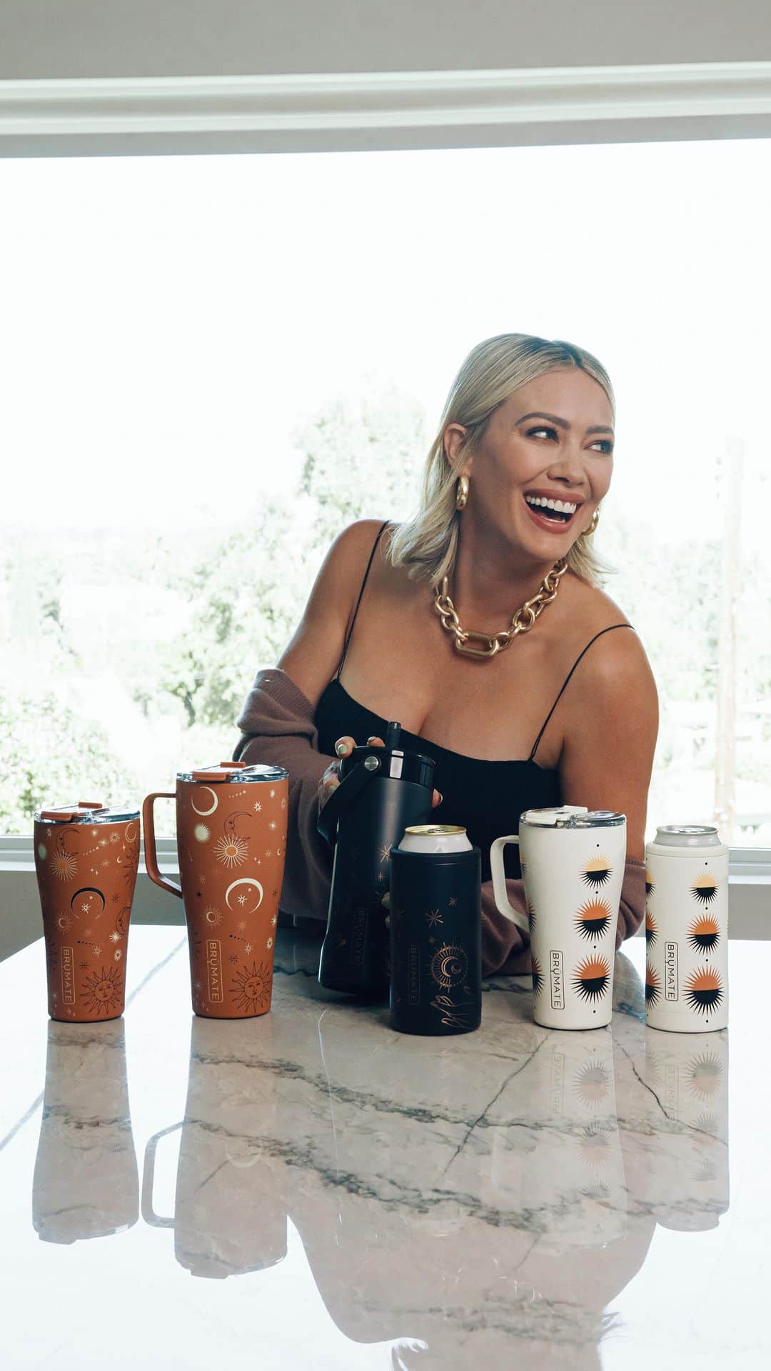 ヒラリー・ダフのインスタグラム：「The @hilaryduff x @brumate Astral Collection is HERE! 🌚 💫 🌞 This exclusive collection features three unique prints inspired by our connection with the planets, moon, and stars, as well as the elements of the earth.  “Inspired by my passion for self-love, awareness and well-being, the Astral Collection is a representation of my never ending growth journey. Designed for the multitasker; this collection of products was created to motivate and enhance your daily journey — making it a little easier, and a lot more enjoyable. And, because every product is reusable, you’ll be making a conscious and easy decision to swap to more sustainable drinkware.”  Tap the link in bio to shop the NEW limited-edition Astral Collection & grab a piece that will inspire every moment of your day! ✨」