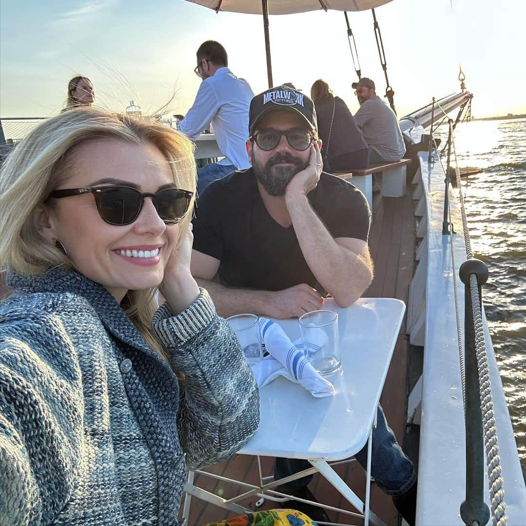 キャサリン・ジェンキンスさんのインスタグラム写真 - (キャサリン・ジェンキンスInstagram)「Date night in Brooklyn with this beauty. Sunset dinner overlooking the city followed by some live Irish music ☘️❤️#Brooklyn #NYC #IrishMusic」5月9日 22時52分 - katherinejenkinsobe