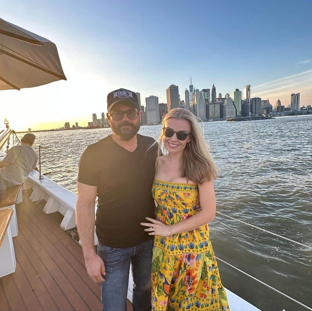 キャサリン・ジェンキンスのインスタグラム：「Date night in Brooklyn with this beauty. Sunset dinner overlooking the city followed by some live Irish music ☘️❤️#Brooklyn #NYC #IrishMusic」