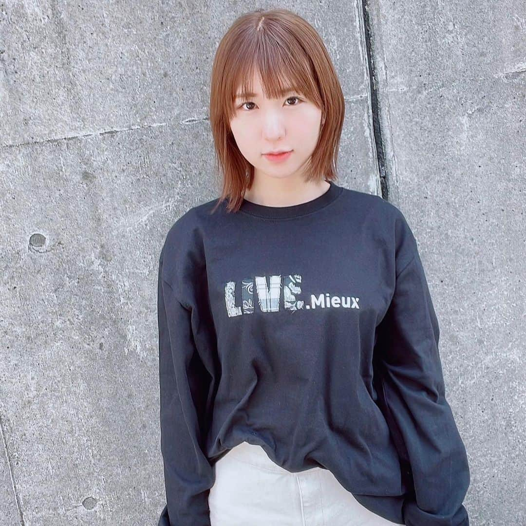 ゆずきさんのインスタグラム写真 - (ゆずきInstagram)「【🚩新商品のお知らせ】  LIVE.Mieuxシリーズから リメイクロングTシャツを受注販売いたします👕 シンプルだけど目を惹くデザイン！ 「LIVE」の部分は着るたびに味がでてくるように、敢えてほつれるようにしています。 バックスタイルのワンポイントもかわいい🎉  【サイズ】 XSから2XLまでございます。 サイズ表を参考の上ご注文ください。 写真1枚目▶︎XL着用 写真2枚目▶︎XS着用  【カラー】 ブラック  【価格】 8,500yen（送料手数料込）  【受付期間】 2023/05/13 23:59まで  ⚠完全受注生産となります。 注文確定後、製作に入らせていただきます。 発送は5月下旬を予定しておりますが、遅れ る場合もございますので予めご了承ください。  ご注文は以下リンク、またはプロフィールのハイライトからお願いします🎉  🏠ATELIER LIVING ART  https://sukisushi.booth.pm/」5月9日 22時53分 - atelier_living_art