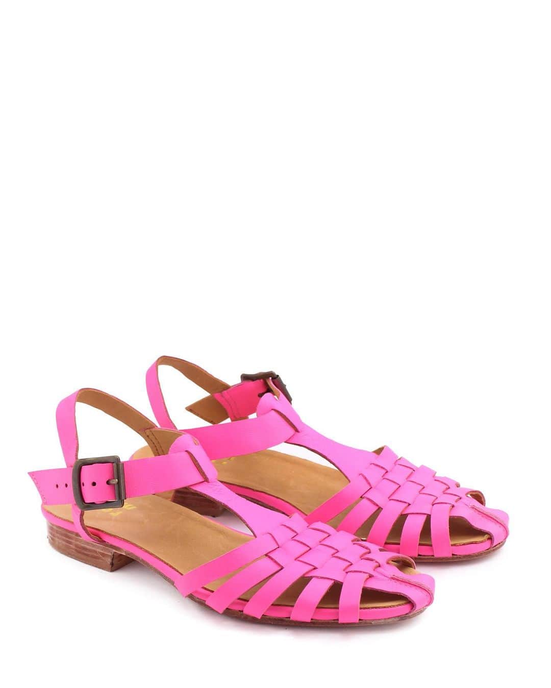 ロサモサさんのインスタグラム写真 - (ロサモサInstagram)「Karen sandals in MAGENTA 💄  are back in stock next week. Reserve your pair NOW ! + link in bio or view at our Vienna Shop ! + #rosamosa #rosamosavienna #pinkisthenewblack #pinkshoes #viennafashion #fashioninvienna #pinksandals #schleifmühlgasse #freihausviertel #wieden #wien #vienna  + photo @nekomunikata  styling @svilasvila  model @marijastrajnic」5月9日 22時55分 - rosamosavienna
