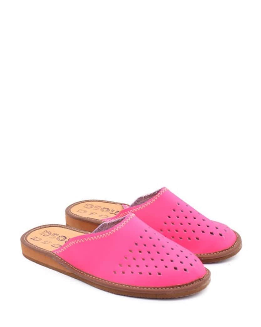 ロサモサさんのインスタグラム写真 - (ロサモサInstagram)「Karen sandals in MAGENTA 💄  are back in stock next week. Reserve your pair NOW ! + link in bio or view at our Vienna Shop ! + #rosamosa #rosamosavienna #pinkisthenewblack #pinkshoes #viennafashion #fashioninvienna #pinksandals #schleifmühlgasse #freihausviertel #wieden #wien #vienna  + photo @nekomunikata  styling @svilasvila  model @marijastrajnic」5月9日 22時55分 - rosamosavienna