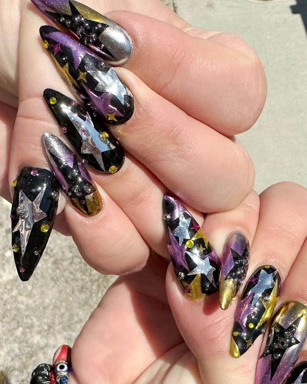 安田直美のインスタグラム：「Nonbinary star @deetrannybear 💜🖤💛🤍」