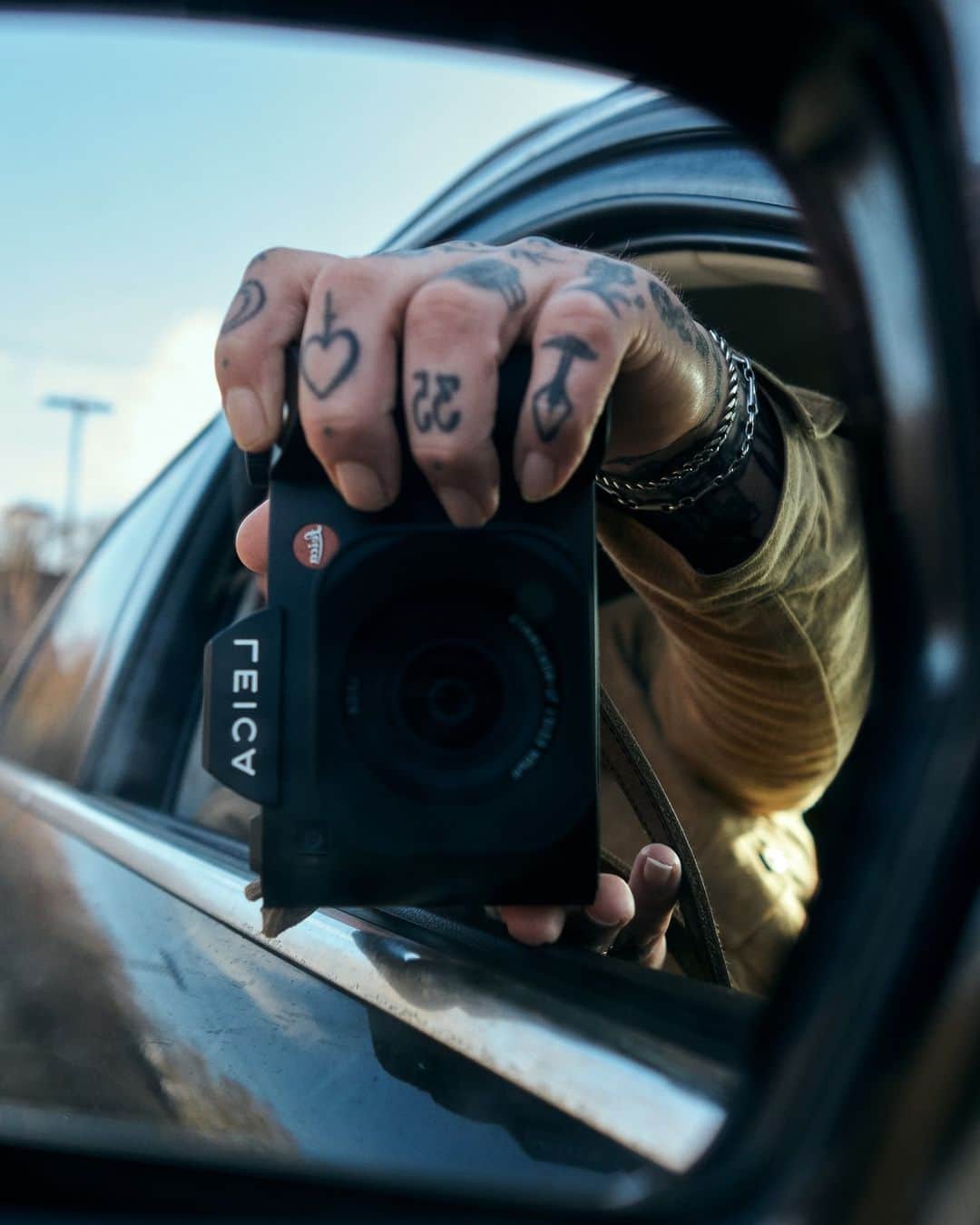 ライカさんのインスタグラム写真 - (ライカInstagram)「Expression  What does body art and photography have in common? It's a visual art, it's a way to express yourself and capture moments that tell your unique story.  Share everyday moments with #LeicaEDC.  📷: @pawfriis #LeicaCamera #Leica #🔴📷 #LeicaSL2」5月9日 23時00分 - leica_camera