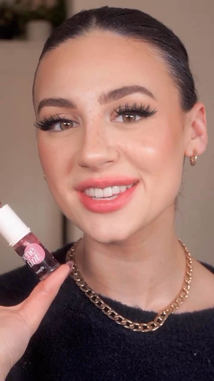 Benefit Cosmeticsのインスタグラム：「Day ☝️ lippie 🥰 @gillianxgrace⁠ lines and blurs her lips using our iconic #benetint lip & cheek stain! It adds a flattering rosiness to your pout 💋⁠ ⁠ #benefitcosmetics #makeup #beauty #glam #lipstain #tint⁠」