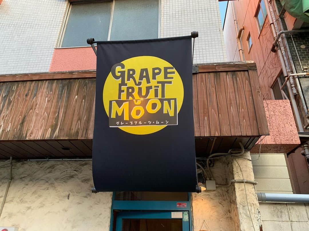 小田和奏さんのインスタグラム写真 - (小田和奏Instagram)「今夜は三軒茶屋GrapeFruitMoonにて、「今夜、月を見上げたら」お届けしました。 三者それぞれの唄、僕も二人をとても気持ちよく見せてもらいました。  ご覧頂きありがとうございました！」5月9日 23時01分 - kazusou