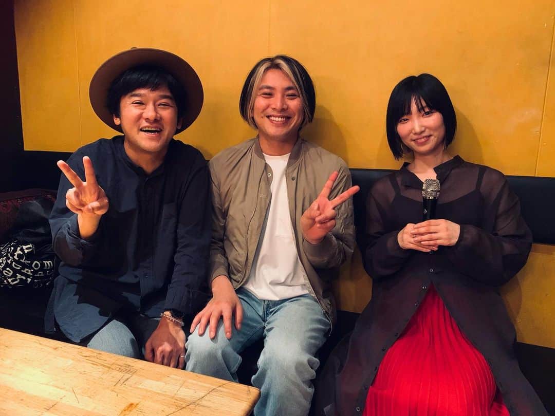 小田和奏のインスタグラム：「今夜は三軒茶屋GrapeFruitMoonにて、「今夜、月を見上げたら」お届けしました。 三者それぞれの唄、僕も二人をとても気持ちよく見せてもらいました。  ご覧頂きありがとうございました！」