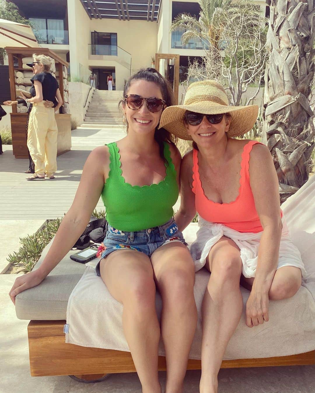 アリー・レイズマンのインスタグラム：「Matching @aerie swim with mom 🤍 @lynnraisman」