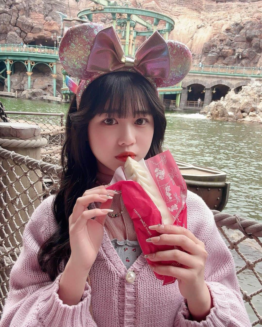 藤田苺花さんのインスタグラム写真 - (藤田苺花Instagram)「#ありすたぐらむ  初めてこないだギョウザドッグ食べた♡ ディズニーの1食目これ食べれてしあわせ‪𓂃 𓈒𓏸  ディズニーの写真って見返すの楽しいよね^^  次はいつ行けるかな〜？ . . . . #Disney #ディズニーシー #ギョウザドッグ #ディズニーフード   💎PureGi公式アカウント💎 @puregi_official #PureGi #ぷれっぢ #アイドル #ALICE #紫担当  . #ありるん #VINEYARD #ヴィンヤード #08 #jc3 #中学生 #女子中学生 #雰囲気 #垢抜け #黒髪 #ロング #おすすめ #ありすたぐらむ」5月10日 19時00分 - alice620_alice