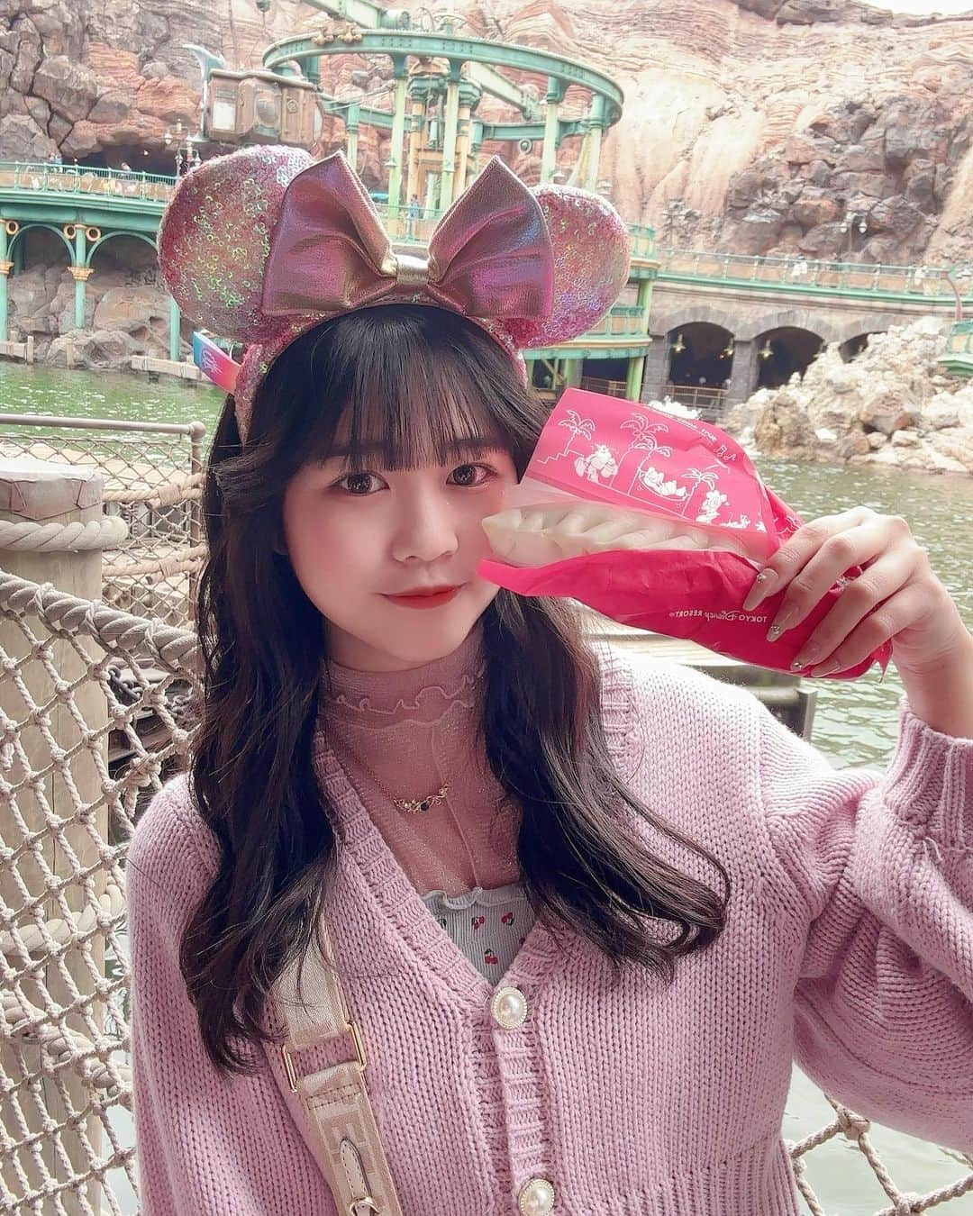 藤田苺花さんのインスタグラム写真 - (藤田苺花Instagram)「#ありすたぐらむ  初めてこないだギョウザドッグ食べた♡ ディズニーの1食目これ食べれてしあわせ‪𓂃 𓈒𓏸  ディズニーの写真って見返すの楽しいよね^^  次はいつ行けるかな〜？ . . . . #Disney #ディズニーシー #ギョウザドッグ #ディズニーフード   💎PureGi公式アカウント💎 @puregi_official #PureGi #ぷれっぢ #アイドル #ALICE #紫担当  . #ありるん #VINEYARD #ヴィンヤード #08 #jc3 #中学生 #女子中学生 #雰囲気 #垢抜け #黒髪 #ロング #おすすめ #ありすたぐらむ」5月10日 19時00分 - alice620_alice