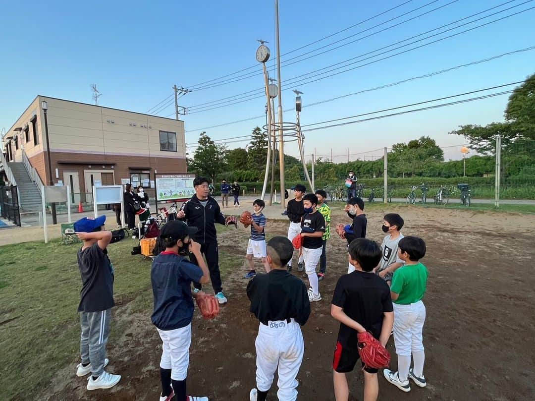 黒羽根利規のインスタグラム：「キャッチボールをしっかりやってから球場で実践練習😊 小学生だとなかなかこんないい球場で野球をする機会がない中で、たまには球場借りて野球やろうって⚾️ 野球は、投げる、打つ、走る、守るがあるけど僕が一番大事にしてることが投げる事。 野球をしていたら毎日当たり前のようにやるキャッチボール。キャッチボールをしっかりできないと守れない。守れないと試合に出れないという考えなのでキャッチボールは時間をかけて教えていきたい👍🏼  #等々力球場 #興味があればぜひ @baseball.feeeed 定期的にやってます😊 #未来のプロ野球選手たち #投げる事は大事 #ただそれだけ #キャッチボール #マスターしたのは #21歳 #黒羽根です」