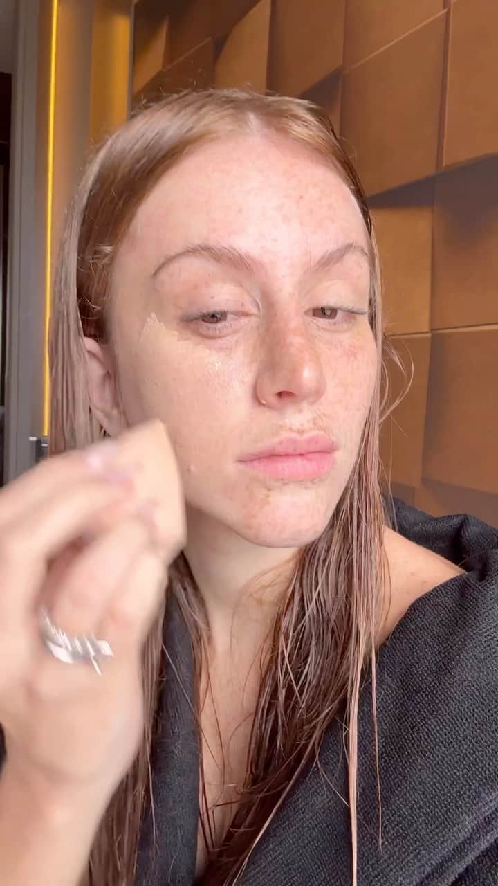 マリ・マリアのインスタグラム：「Segunda pele que fala 💚🧡 @farsalicare @marimariamakeup」