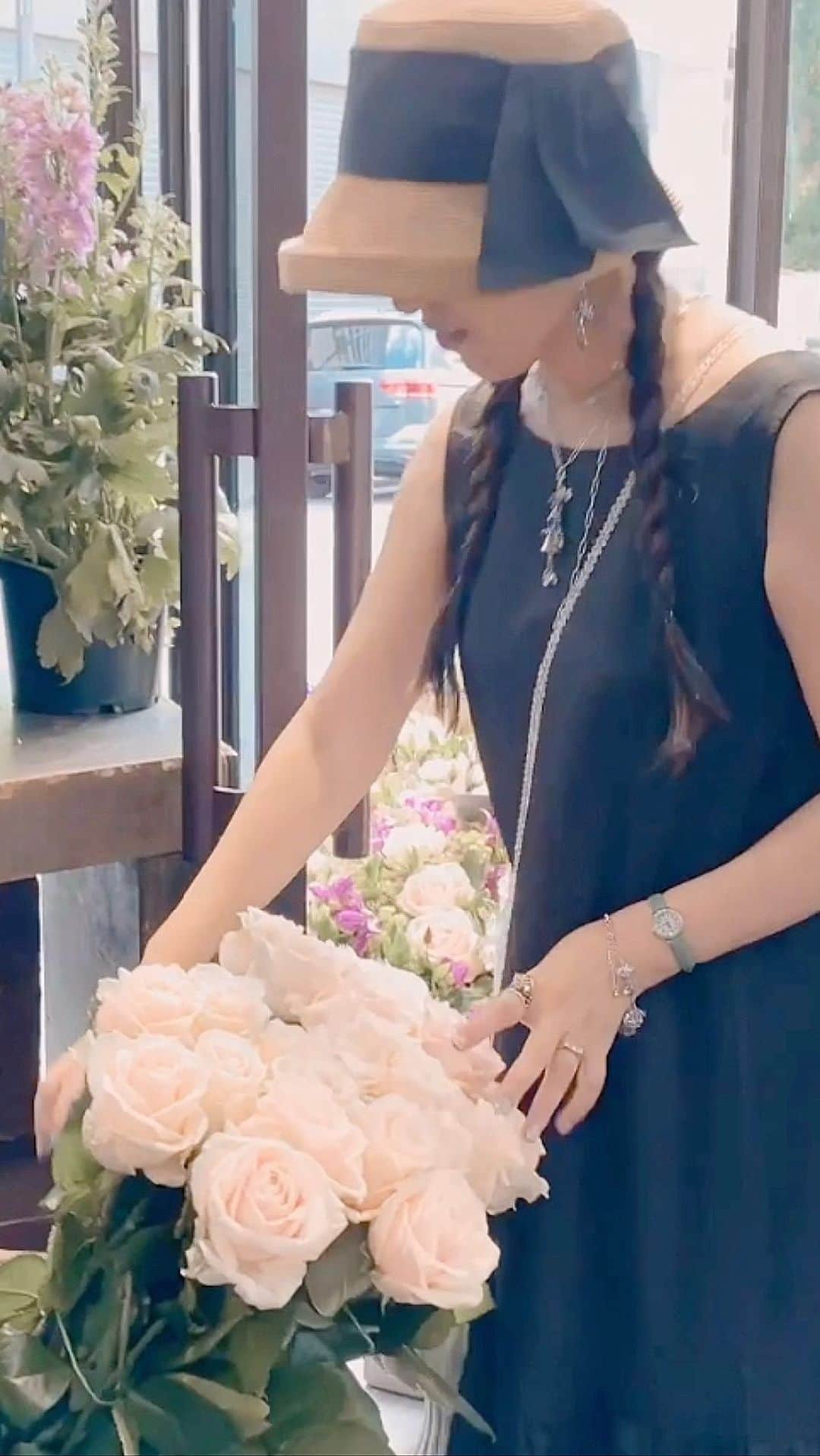 Yuka Kaedeのインスタグラム：「. . …♡ . . . . #_asyuka_ #asyukajewelry #kaedeworks #paris  #asyukaのloveファッション #ラブクロコーデ #アンドラブクローゼット #アンドラブ #ファッションコーデ #ワンピースコーデ #fashionstyle #stylefashion #stylediary #flowershop #roses #flowerlovers #rosestagram #lifestyle #tv_stilllife #lovelyday #beautifulflower #beautifulday」