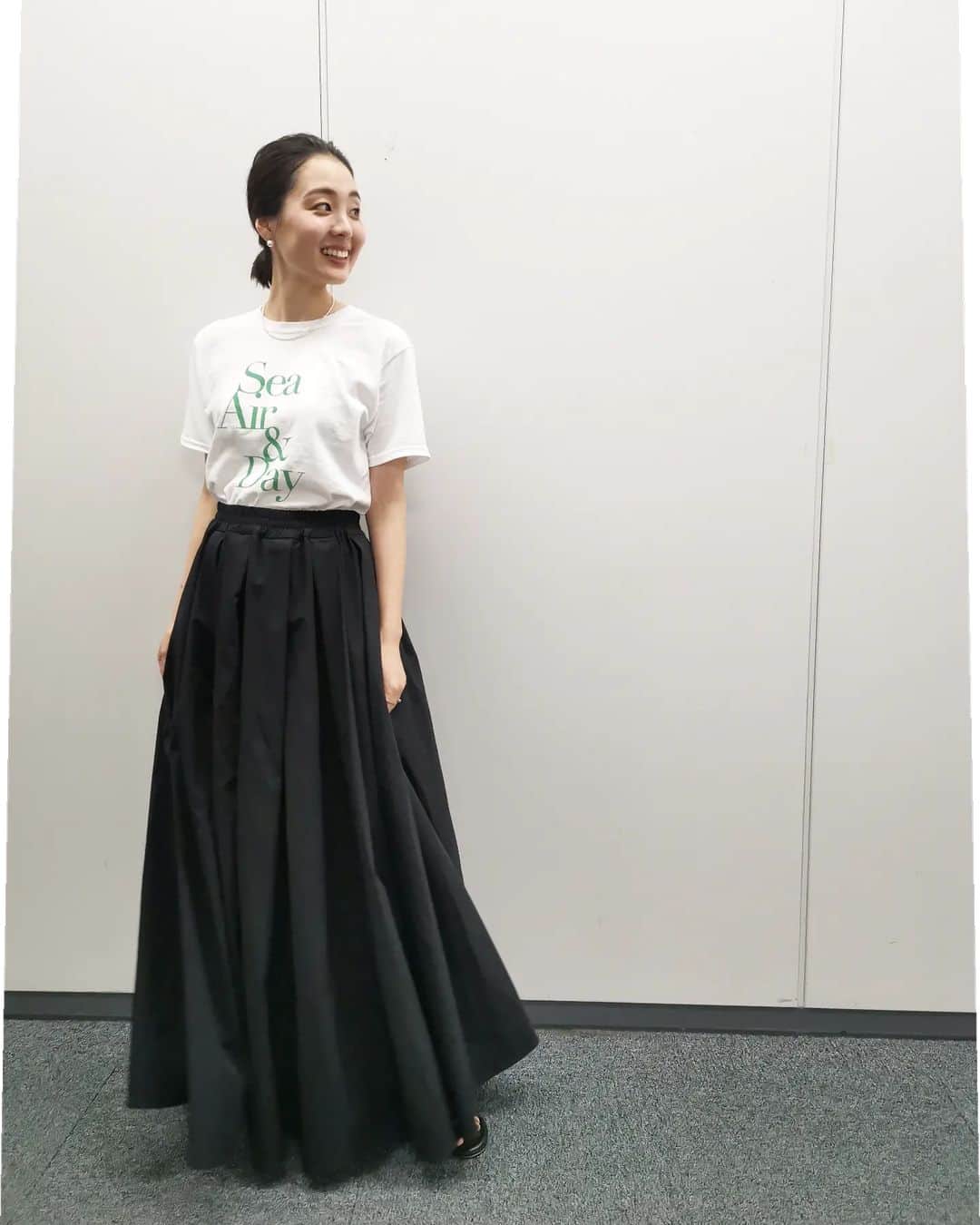 ayaka8880のインスタグラム：「. . 最後のインスタライブご視聴ありがとうございました✨ . こんな私にたくさんのDMを頂いていて感動で、、今魂が抜けております。。ありがたや . インスタライブでご質問いただいていたロゴT、ライブ中にご紹介できなかったのは実は購入できないものなんです😿 . @micaanddeal_official の横浜そごう店オープン記念で、お買い上げ¥22,000以上でゲットできるレアTでございます！ . きれいめに着られるロゴTでお気に入り✨ . 明日もそごうに行く予定があるので、覗きにいきます笑 . @micaanddeal_official 素敵なブランドです👀✨」