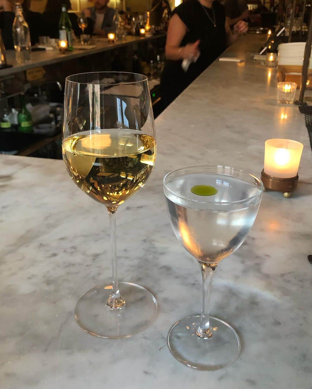 岡田育のインスタグラム：「Even becoming a wallflower would be nice at estela @estelanyc 💐 #tomatoneverdies  . こちらも詳細は日記にて。」