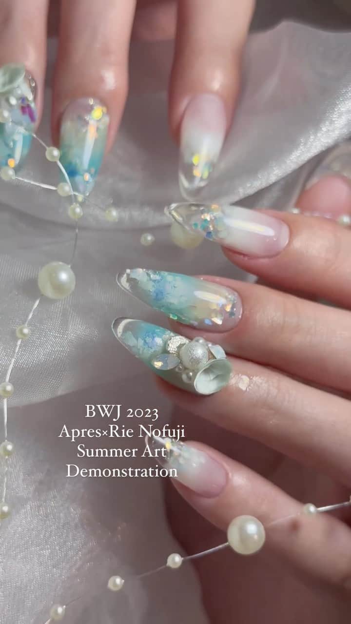 埜藤理恵のインスタグラム：「Apres Gel-Xから新発売された new tips ALMOND型チップ(アーモンド)と DILUTION FLUID(ダイリューションリキッド)を 使用したサマーアート🍹🐠 カジュアルなターコイズブルーも 透け感を持たせることでキレイめデザインに🐠✨  こちらのデザインは 東京ビッグサイトにて5/15〜17日まで開催されるBWJ2023にてデモンストレーションします！  Apresでのデモンストレーションは 5/15(月)13:30〜14:30 5/16(火)12:00〜13:00 の2ステージのみとなります💁🏼‍♀️  新しいチップの詳しいご紹介や 正しい装着方法  そして装着後 ジェルを薄めてエアブラシでデザインする ダイリューションリキッドを使用し 簡単で効率よく かつ、薄づき美フォルムなデザインを披露します。  こんなにボリューム盛り盛りのステージは なかなかないのでぜひ Apresステージへ☺️✨ とにかく実物美しくてとろけそうな ツヤッツヤロングを是非見に来てください💓 お待ちしております🥹🙏🏻✨  @rrieenee  @apresnailofficial  @apresnailjapan」