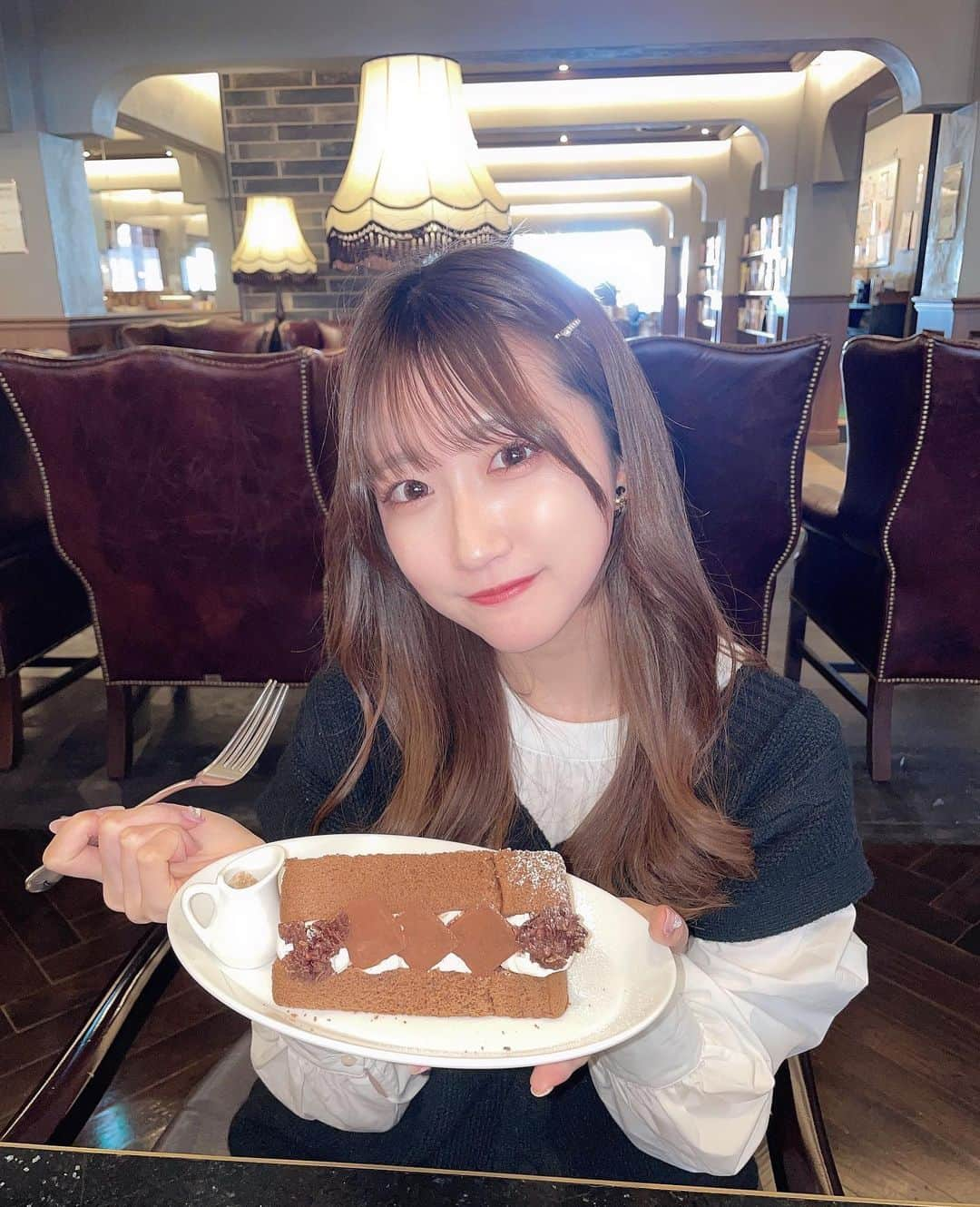 葵井るきのインスタグラム：「🥞  るきの1番好きなカフェ〜📚🦉 ここのパンケーキがほんとに好きすぎて何回も行きまくってる🤭  この前行った時は気になってたシフォンケーキの方食べてみたんだけどこれも美味しすぎたからおすすめかも🍫♡  1人でも行きやすいよ〜（私も何回か1人で行ったことある）🥞🫶🏻 ワンマン終わったら絶対ご褒美にまたいこーっと🤤♡  #梟書茶房 #池袋カフェ #パンケーキ #シフォンケーキ #カフェ巡り #cafe」