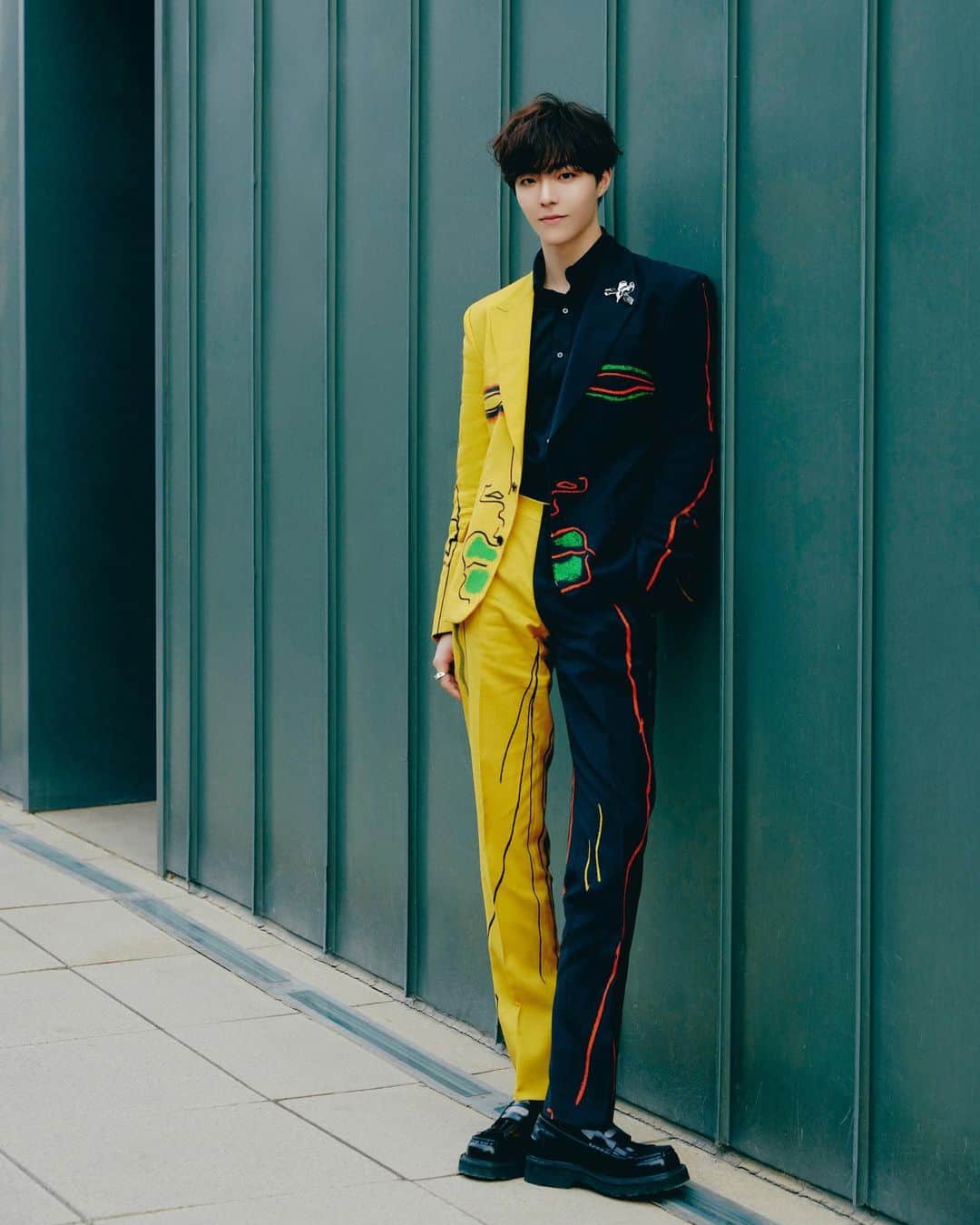 Moschinoのインスタグラム：「Two colors, more than one reason to love @n30201. The singer and actor serves up sophistication in abstract tailoring from #MoschinoSS23   #MoschinoCelebrities #MoschinoMuses」