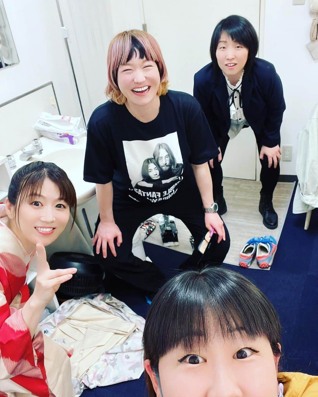 岡友美のインスタグラム：「今日の楽屋🎤 和田ちゃん、ハ織ちゃん、青空ちゃん  そして花子師匠から素敵なプレゼントいただきました👏 パワーがいっぱい詰まってそうやから仕事用カバンに入れとこ！ ありがとうございます😊  #なんばグランド花月」