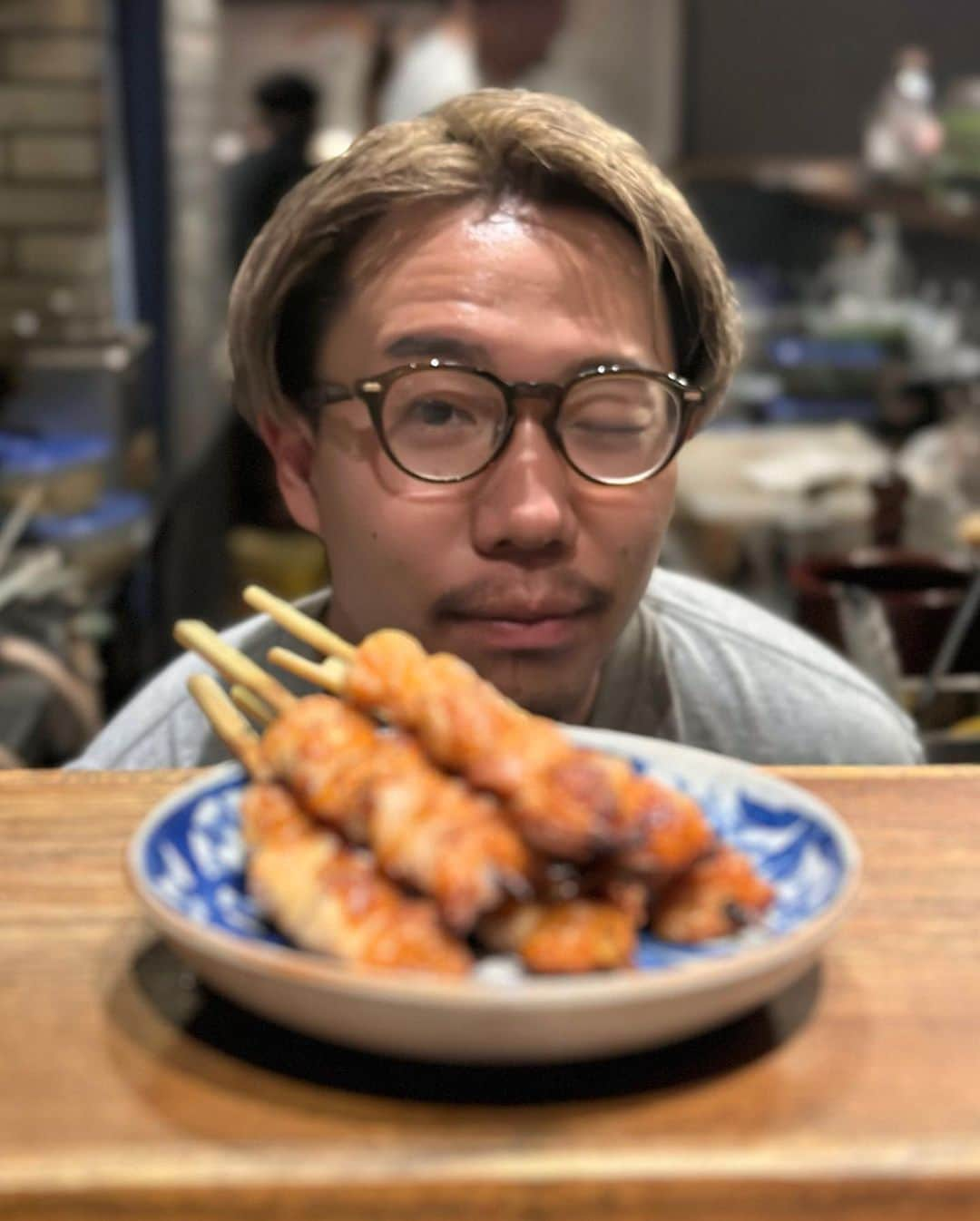 秋山具義さんのインスタグラム写真 - (秋山具義Instagram)「『焼鳥やおや』の「とり皮」が好きすぎなので6本！ とり皮越しの新婚ゆーづくん。  #焼鳥やおや #具義焼鳥2023 #具義池尻大橋2023」5月9日 23時20分 - gugitter