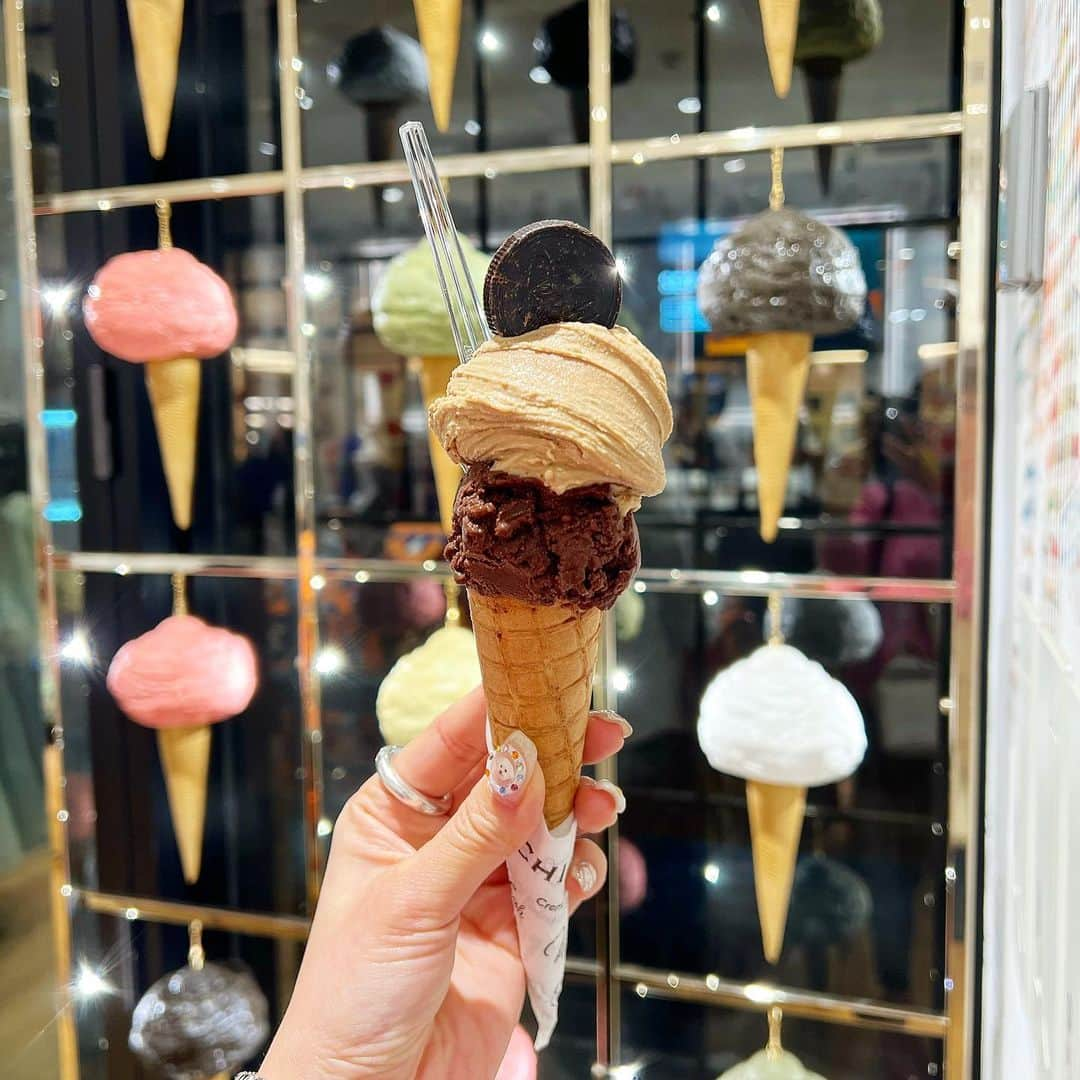 三谷紬さんのインスタグラム写真 - (三谷紬Instagram)「🍦💕 またアイス食べました♡ チョコート屋さんのジェラート。 チョコレートのソルベを注文。 チョコレートのソルベって食べたことありますか? もう凍らせたチョコレートなのかな？と思うくらい濃厚で 美味しかった🥺💕」5月9日 23時21分 - mitani_tsumugi