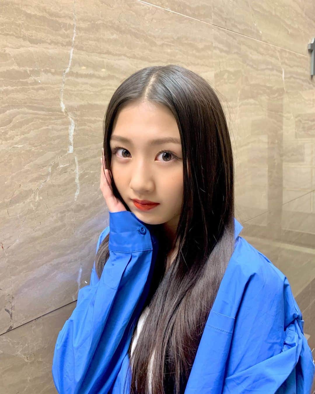 塩月希依音のインスタグラム：「青にハマりそう🦋🫐🧞‍♂️🧵🦕  #blue #ブルー#青#センター分け #ストレートヘア #jk#ljk #05#05년생 #05line」