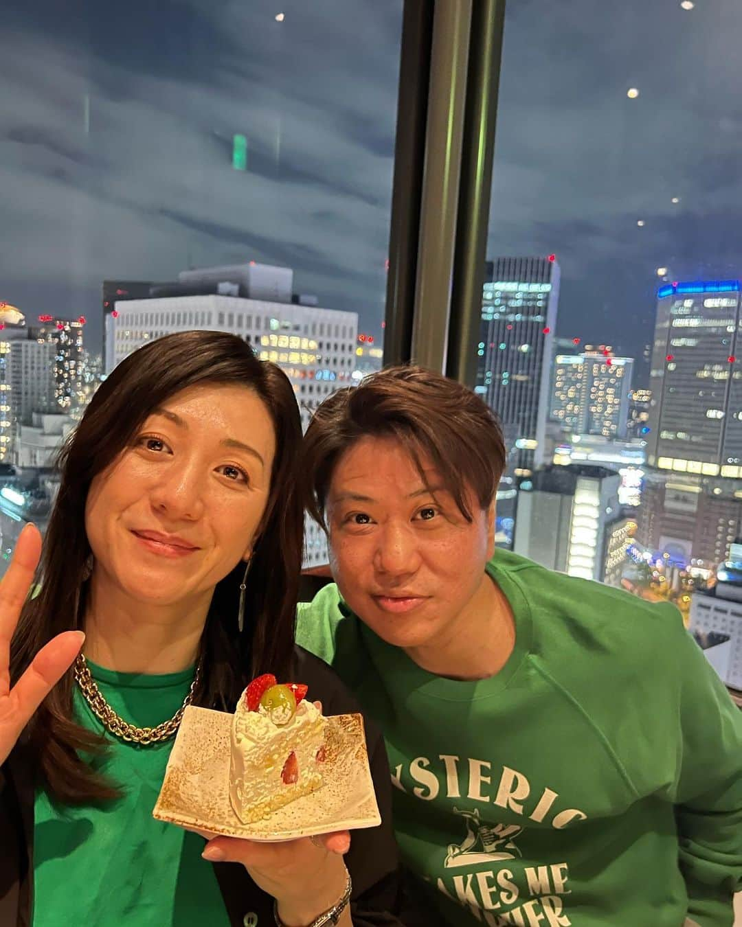 野々村友紀子さんのインスタグラム写真 - (野々村友紀子Instagram)「GWは大阪で家族で集まって、私の母の誕生日を祝いました🎂  夫婦で偶然グリーンコーデ🌿  【燦】というお店に初めて行きましたが、 景色もお席もお料理も素敵で、 母も子供達も喜んでいました✨ 良い夜でした😊  大阪では中之島も行ったし、お初天神も久しぶりに歩いて、その賑わいと、お店が路地にまでめっちゃ増えていることに驚き。  私の地元の近くで、美味しいお店が密集している大好きな天満付近もスゴイ人！！  この日は、大阪駅が眼下に見える阪急オフィスタワーのお店で一杯だけ飲みました。  お互い誕生月のカクテルを頼んだら、これまたどちらもグリーンだったお酒で乾杯☘️  ❗️5月11日(木)20:00〜インスタライブ❗️ 気軽に見にきてくださいねー」5月9日 23時26分 - nonomura_yukiko