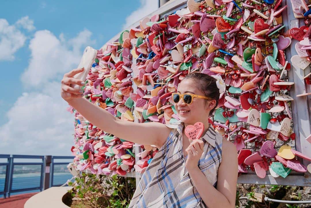 のインスタグラム：「海抜120メートルの高台に立つ恋人岬展望台。美しいタモン湾を一望できる絶景スポットとして、ツーリストに人気の観光名所です。 赤いシャトルバスでの運行も再開し、青空の広がる昼間も、夕日の景色が素晴らしいサンセットタイムも旅行者で賑わっています。 ハート型の南京錠に願いを込めて、2人でロックするのが慣習。多くの恋人たちが訪れ、たくさんのメッセージを残しています。 グアムにお越しの際には、ぜひ訪れてみてくださいね！  #hereweguam #Guam #グアム #insta #weekend #instagood #instaphoto #旅行 #海外旅行 #instagram #twoloverspoint #恋人岬 #powerspot #photospot #guamphotospot #guamsunset #sunset」
