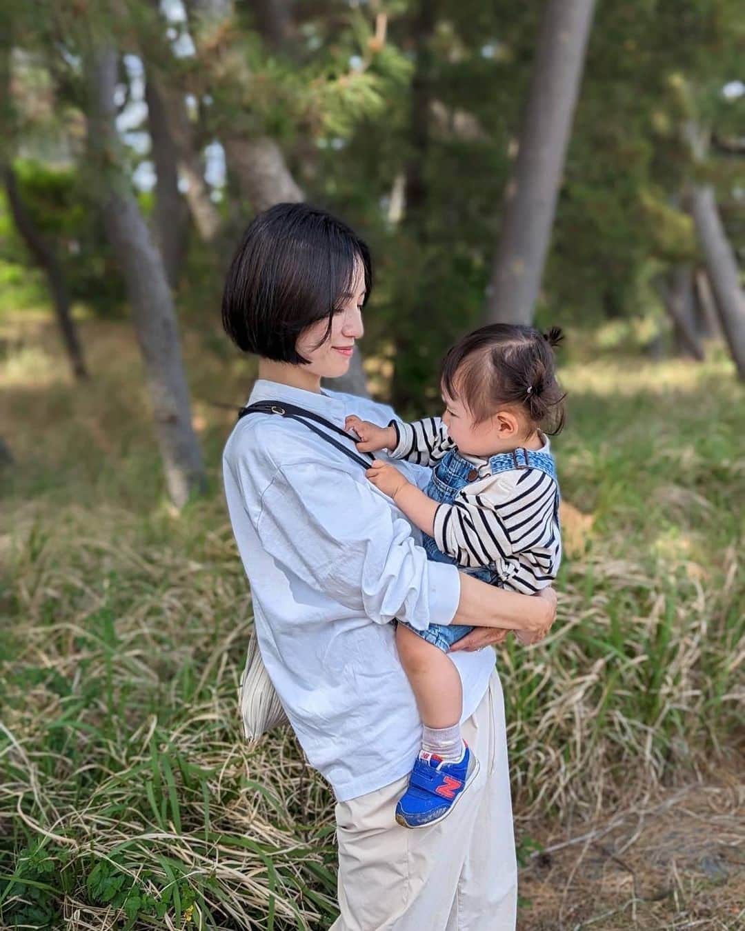 平田薫さんのインスタグラム写真 - (平田薫Instagram)「皆様いかがお過ごしでしょうか〜？ 我が家は両家へ実家帰省で大移動なGWでした〜！  このGWで娘1歳半に！あっという間の一年半だったなぁ。 GW娘ハイライトありすぎるのですが、偏食&少食娘が美味しい焼肉に、「あーん！」「あーん！！！」と声をだして催促してきたのが印象深すぎ。 毎日その勢いでご飯食べて欲しい😇  言葉もどんどん増えて、まだまだ空耳も多いけれど、雰囲気でオウム返ししてきた言葉が空耳レベルじゃなくはっきり聞こえてびっくりしたり。  ジャンプを覚えて、両手を繋いで1.2.3〜！でジャンプするのがお気に入り。 1.2.3〜でジャンプさせ続けるのはこちらが疲れるので10まで数えてジャンプに変えたら 1.2.3〜とこちらが数えている間に、 ジュー！ジュー！ジュー！！と重ねてきて飛ぼうとしたり。(え、賢い)  もう書ききれないほど日々バージョンアップが凄く、楽しませて貰ってます。  娘の写真ばかりで自分の写真なかなか無いので久々の近影ですが、私はGWに髪を切ってもらいました✂︎  カラーもカットも2ヶ月ぶりくらいだったのですが3㎝くらい伸びていて驚異の伸び率。 なかなか美容室もゆっくり行けないから、そんな勢いで伸びるのやめてほしい〜  襟足ギリギリのプツッと系に。 色はしっかり黒めなグレージュに。  良き良き〜✂︎✂︎✂︎  #娘1y6m」5月9日 23時29分 - hiratakaoru1215