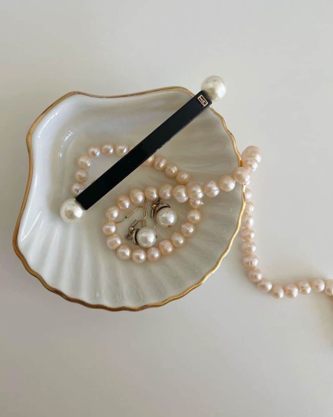 アレクサンドル ドゥ パリのインスタグラム：「Pearls! Os produtos Alexandre de Paris são produzidos na França, manualmente, portanto a coloração das peças pode variar conforme a imagem ilustrativa do site e a peça que você vai receber em casa.  #perola #hairacessories」