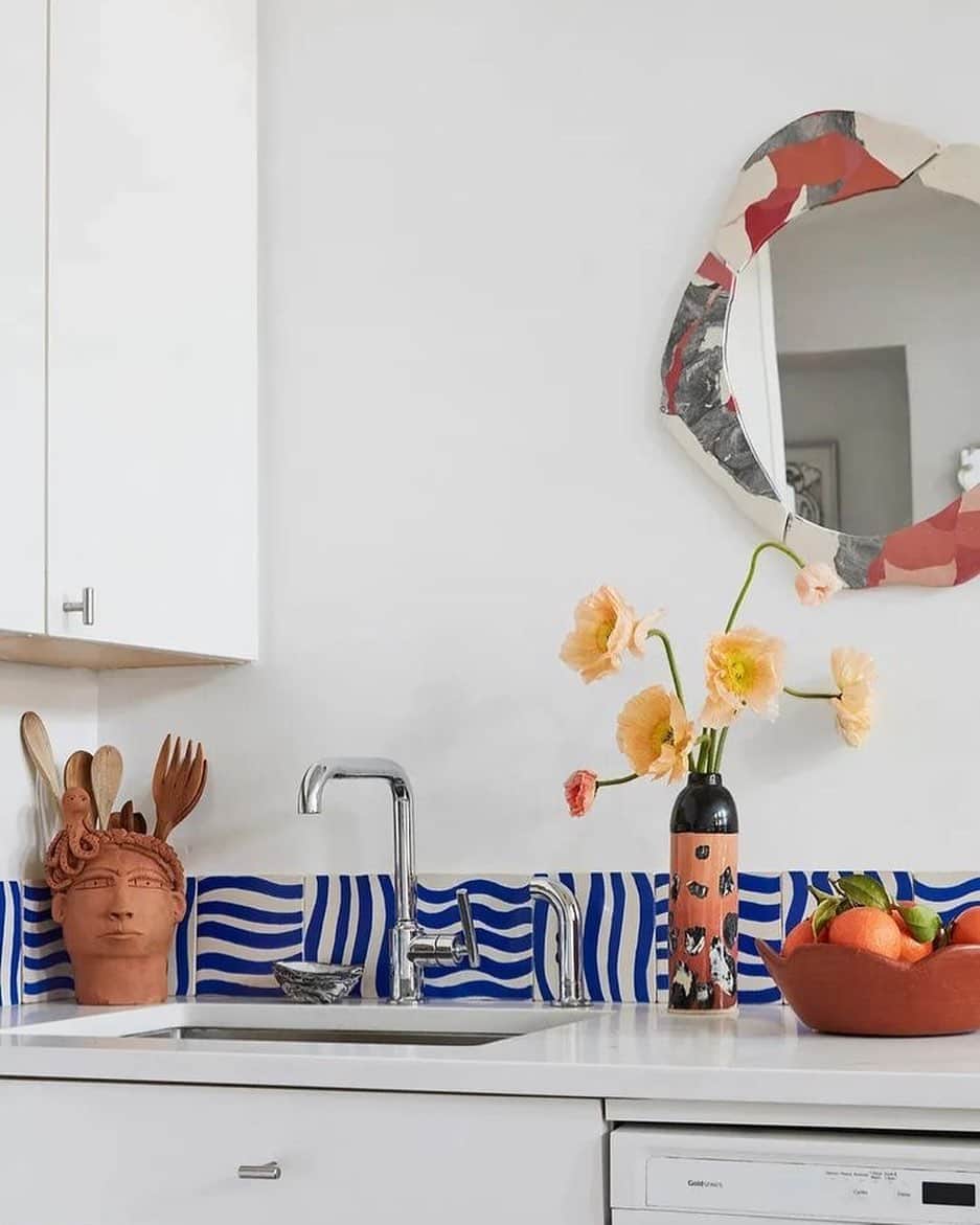 Homepolishのインスタグラム：「When the home’s inhabitants are an artist and an architect you get great details like this kitchen👌🏻 NYC home of Gabriella Picone and Daniel Marino as seen via #dominomag photo by Angela Hau @hauisangela  @gabbbber」