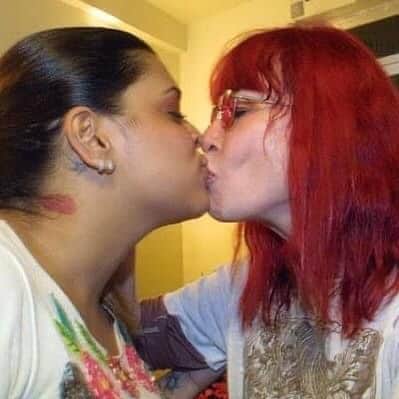 Preta Gilのインスタグラム：「Minha tudo Rita Lee, as palavras me faltam agora!!! Eu tive o privilégio de conviver com minha ídola, com minha musa, desde a minha infância até a vida adulta, cantamos juntas, rimos juntas, um grande presente!!!!   Me veio uma paz com a notícia de sua partida, você viveu intensamente uma vida linda que transformou a história desse país!!!  Descanse em paz não combina com você, aonde quer que você vá, você será pra sempre luz e revolução!!! Te amo pra sempre!!!」