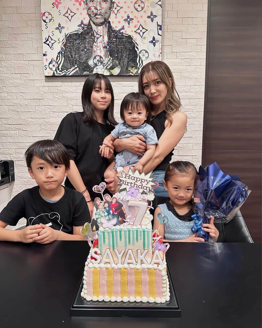 谷口紗耶香のインスタグラム：「本当にいつもありがとう　@kota_suzuki ❤️‍🔥 誕生日と 結婚記念日の今日💍👰‍♀️🤵‍♂️ 本当に毎年早いなぁ。もっと2人の時間を過ごせたらと思うこの頃ですが、 子供達が大きくなるのも一瞬なので今はpapaとmamaとしての時間を楽しみましょ〜✌︎  子供たちにもたくさん"おめでとう"をもらって幸せ♡♡🎁  フォロワーの皆様、friendsの皆様、 これからもどうぞよろしくお願いします🫡❤️love ❤️  #bd#happybirthdaytome #誕生日ケーキ #4児ママ」