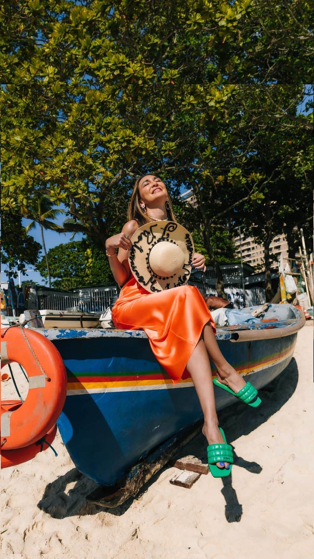ルナ・マヤのインスタグラム：「Greetings from copacabana beach with Havaianas ✨  #HavaianasinBrazil2023 #HavaianasIndonesia #MadeInBrazil #DesignedForAFreeLife」