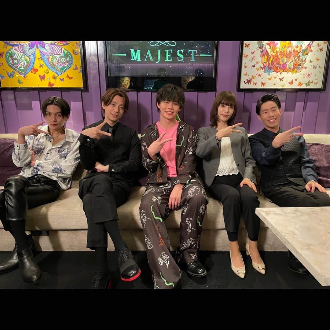 小笠原海のインスタグラム：「. 「ホスト相続しちゃいました」 第4話に出演させていただきました🦚 サプライズでしたが観ていただけましたか？ 謎のエクステをつけました。笑 めちゃめちゃ楽しかったー！ #ホスト相続しちゃいました」