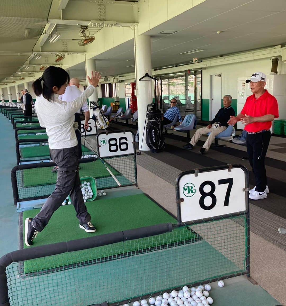 生島早織さんのインスタグラム写真 - (生島早織Instagram)「充実の1日❣️  朝イチ、お気に入りの酵素風呂💆‍♀️  シャワーキャップ付けて、専用の服？を着て酵素風呂に潜る😃 顔には酵素パック❣️  この数週間の疲れが取れたところで、25年ぶり⁉️  ジュニアの頃にみて頂いていた下條プロがレッスンされている練習場にお邪魔して来ました。 久々に、下條プロにアドバイスを受け、方向性が定まった‼️ 今回の練習会をセッティングしてくれた林綾香ちゃんと📷❣️  意外な繋がりとご縁に感謝😍  練習場は、打席にコーヒーのワゴン販売☕️ 新幹線より美味しいかも〜😆  自分の練習の後は、恒例の近鉄エンジニアリンググループレッスン会⛳️  私も含めて、スイングイメージと実際の体の動きはギャップがあるものでそのギャップを色んな手を使って埋めて行く作業。 その為のアドバイスであったりカメラや練習器具など使う物は人それぞれ。 グループレッスンの楽しさと難しさ❣️  レッスン会後の懇親会🍽🍻  心身ともにパワー充電出来た一日でした😆  もっと飛ばしたい‼️ もっと上手くなりたい‼️ もっと、もっと、もっと・・・😍  沢山のもっとが生まれた1日でした❣️  酵素風呂でも練習場でも素敵な出会いのあった日でもありました❣️  電話が鳴りっぱなしの忙しい日でもありました❣️  素晴らしいご縁に感謝❣️ 改めて感じる日😍  そんな日が定期的にやってくる❣️  職業・・・プロゴルファー⛳️ 趣味・・・双子育児❤️  これからも頑張ります💪  #双子育児 #双子ママ #ママはプロゴルファー #ママゴルファー #酵素風呂 #近鉄エンジニアリング  #近鉄エンジゴルフ部 #下條プロ #林綾香プロ #生島早織プロ  #PGAプロ #女子プロゴルファー #喜志ロイヤルゴルフセンター」5月9日 23時35分 - saori.ikushima