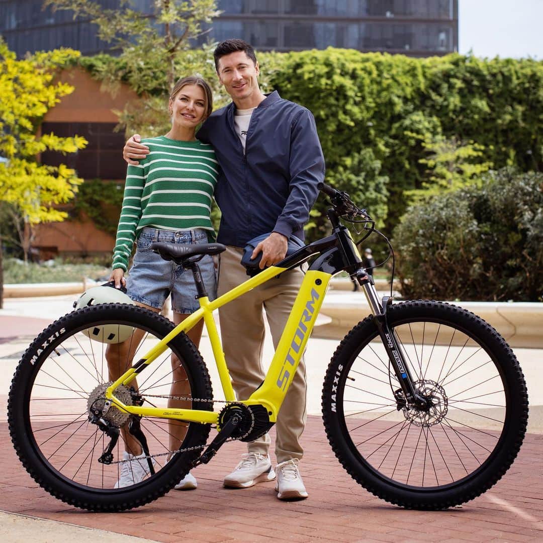 ロベルト・レヴァンドフスキのインスタグラム：「Razem z Anią @annalewandowska zostalismy ambasadorami marki @sm_stormbikes  Bardzo się cieszymy, że będziemy mogli wspólnie wspierać rozwój polskiej marki rowerowej z wielkimi ambicjami!  Together with Anna @annalewandowska we are @sm_stormbikes brand ambassadors. We are very happy that we will be able to support the development of a bike brand from Poland!  #stormalwaysahead @sm_stormbikes  #reklama #paidpartnership」
