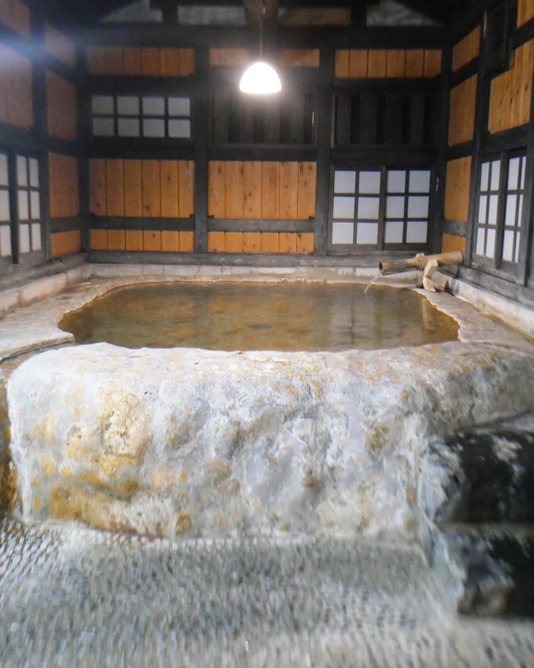 しゃらのインスタグラム：「熊本・阿蘇⛰  黒川温泉ではなく、少し離れた村の一軒宿で父妹とゆっくりしました。秘湯だった〜  往復14hのドライブで、むかし鳥取ナンバーで東京の寮まで送ってくれたの思い出しました。 家族3人でまた遠出できたらいいな。  ♨️： とろとろの温泉 客室とあわせると6カ所 日帰り温泉しとる  🛌： 露天風呂付きの客室 2枚目が客室の温泉 ひろすぎる  🐟： 後ほど  #秘湯巡り#阿蘇観光 #奥阿蘇の宿やまなみ#しゃらホテル」
