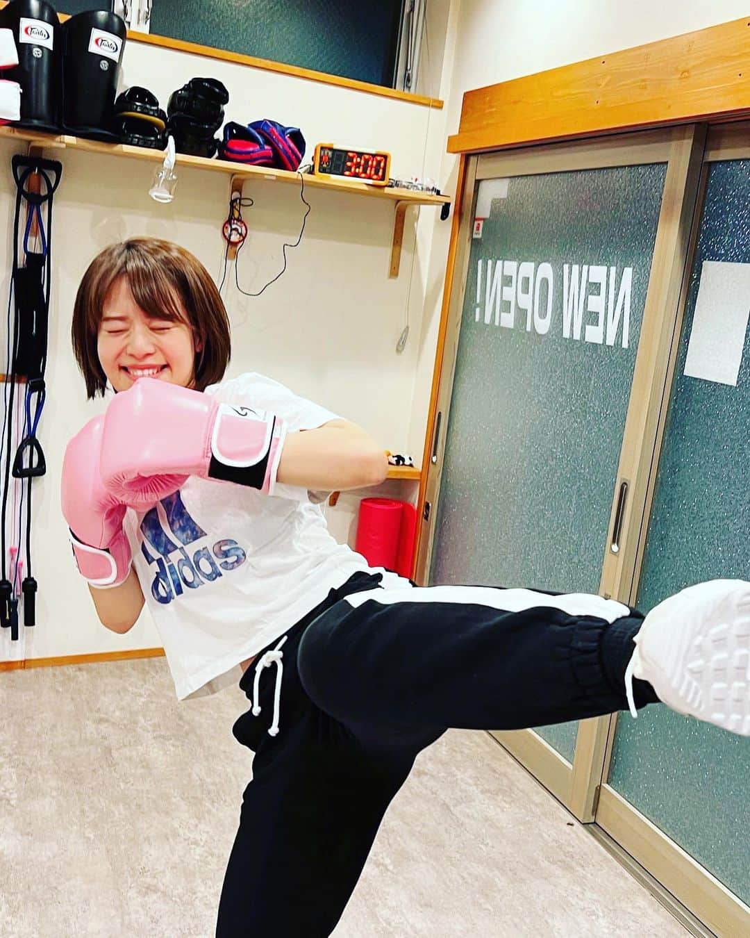 森谷佳奈のインスタグラム：「大型連休は体を動かしに 松江にある @claire05155952 さんへ🥊  キックボクシングやボクシング、有酸素運動をやってスッキリ〜🦵  普段は筋トレメインの私ですが それでも楽しくできます🐥  足があがんなくて初心者丸出しですが、トレーニングは短時間で追い込んでもらえるので運動苦手な方でも👍  ちょこちょこ筋トレとか 有酸素とか 体動かして発散するの大切ですね🥊🥊  #キックボクシング #ボクシング」