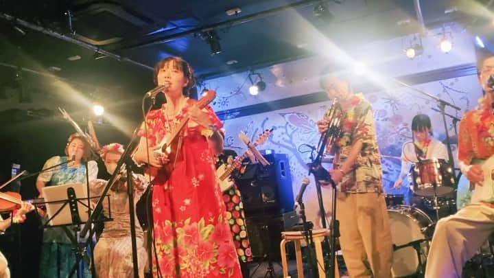 永原真夏のインスタグラム：「こころから愛しましょうね.  ✧  2023年5月7日(日)代官山 晴れたら空に豆まいて 「ちむがなさ節」／トロピカル・ハイサイ  ✧  Vo,Uqulele 永原真夏  Gt,Omnichord 猪爪東風 @ayu_to_to  Key,cho工藤歩里 @ariri01  Ba,choやなぎさわまちこ @machiko_max   －Support Member － Viola あっこさん @akk.kokiaroshita  Violin におさん Trumpet 椎名偉吹 @tp_ibuki417  Drums:U @yuuchiruri   🐚ありがとう🐬」