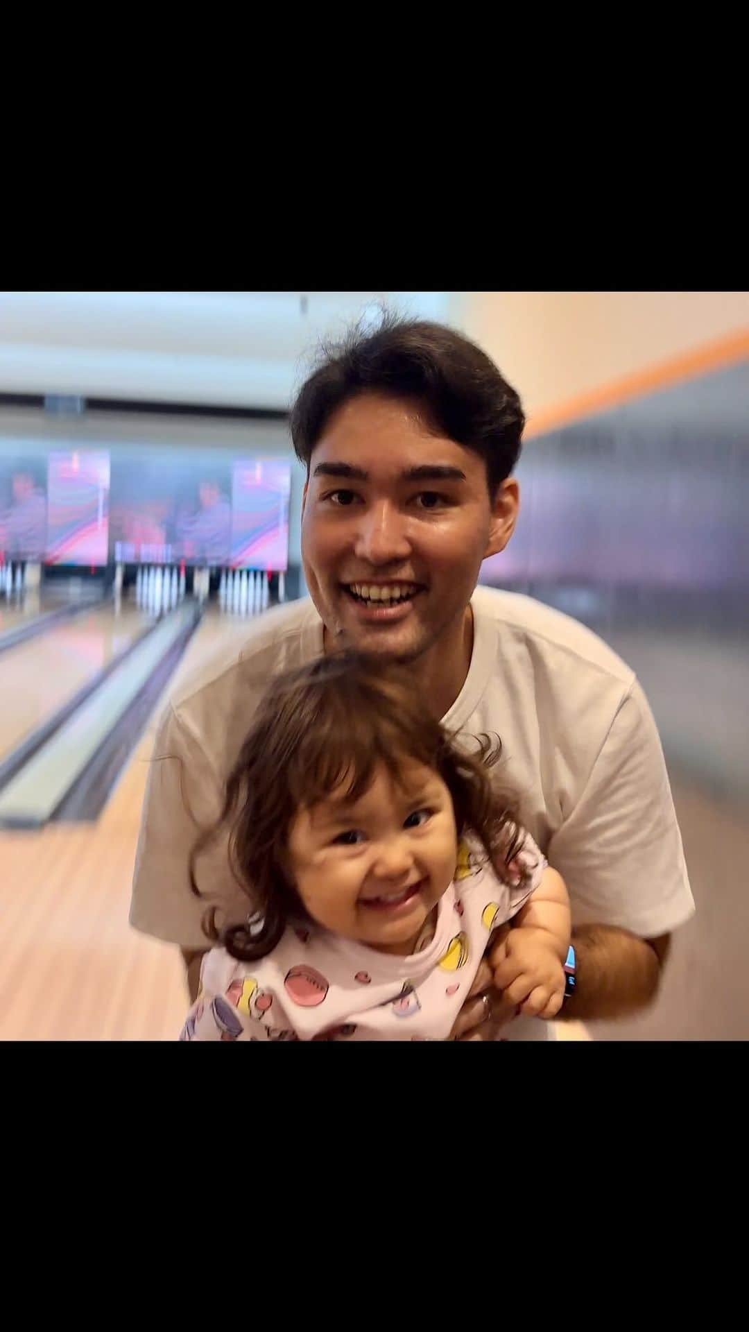 ノウィキ茉莉のインスタグラム：「Bowling with the Family 🎳  GWに家族とボーリング行ってきました〜😊 ボーリング久々すぎてめちゃくちゃ楽しかったです💕  しかもストライクゲットできた〜YAY🤣‼️  音が大きいので娘が機嫌悪くなるか心配でしたが、 娘も楽しそうでいたのでよかったです😊 (花火でびっくりしちゃうので😅)  次の日筋肉痛がやばかった〜 すぐに旦那とマッサージ行きました🤣🤣  #ボーリング #bowling #goldenweek #ゴールデンウィーク #family #子連れお出かけ」