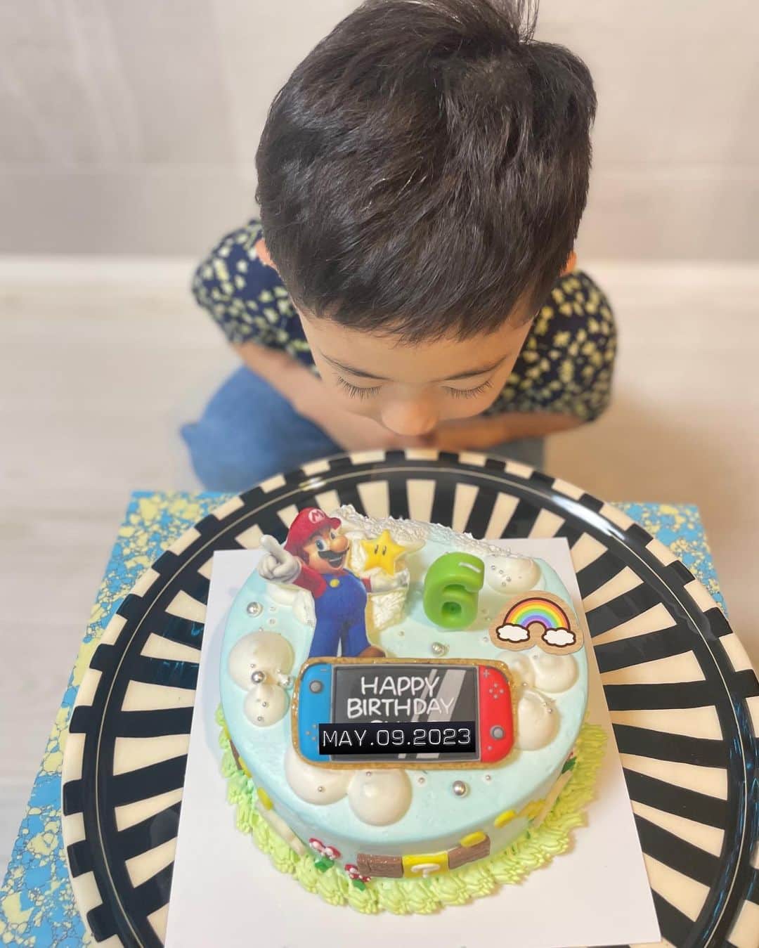 松丸友紀のインスタグラム：「息子6歳になりました✨  6年前の記憶がふんわり蘇ってきて 胸がぎゅうっとなりました。  最近の息子はなんだか中2の男の子のような話し方（ツンデレというのでしょうか）で、もう赤ちゃんじゃないのかぁと少し寂しくなります。  でもまだまだ甘えてくるし抱っこをせがむときもあって✨☺️ 簡単には抱っこできない体重になってきましたが、いつまでもこの腕の中で抱きしめていられたらいいのになぁと願ってしまいます。  ついあれやこれや心配してしまったり、多くを望んでしまいそうになることもあるけれど、何より元気でいてくれたらそれだけで幸せで、幸せなことに日々感謝を忘れず過ごしたいです。  少し前に「平和ってなんだろう」って息子と話していたら実は「当たり前のなんでもない毎日」こそ平和なんだと気付かされました。  世界中が平和でありますようにって 綺麗なお花が咲き続けますようにって お祈りしました。  いつまでもその心を忘れないでね。  お誕生日おめでとう✨✨」